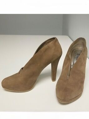 MICHAEL Michael Kors Brown Booties Adena Suede Pointed-Toe Built in Platform